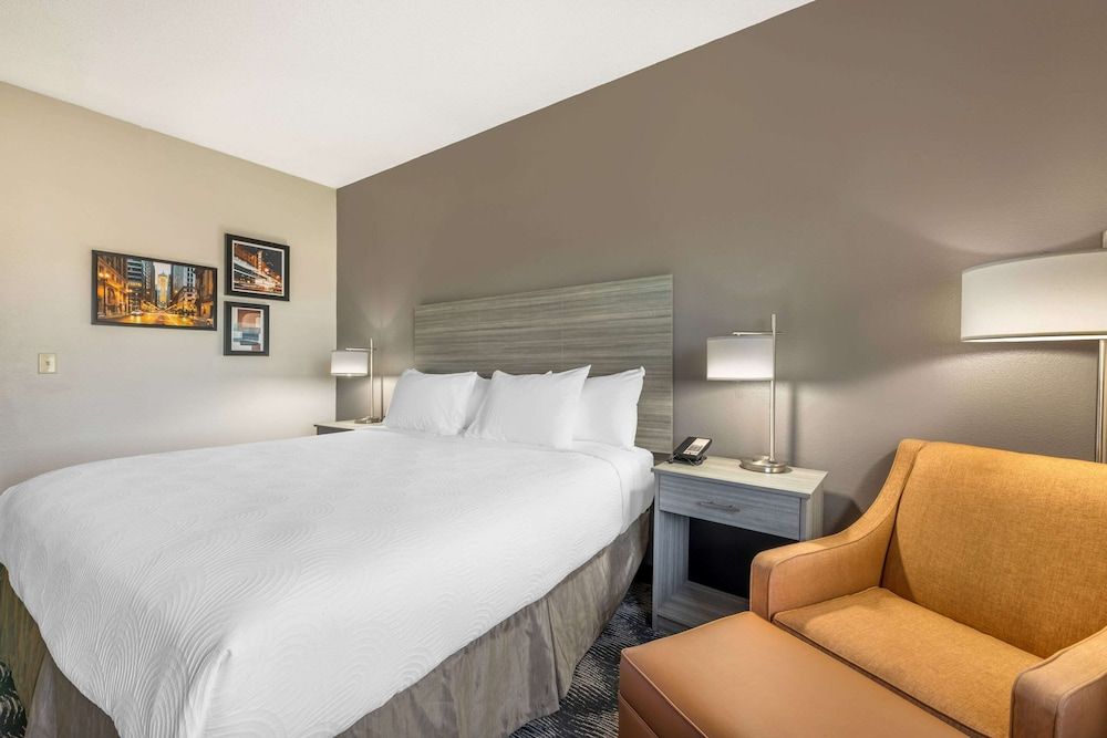 Country inn & Suites by Radisson Bolingbrook, I-55 Comfort Room, 1 King Bed, Non Smoking (Walk-In Shower)
