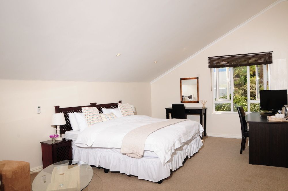 Hout Bay Breeze Standard Twin Room, 1 King Bed, Mountain View 3
