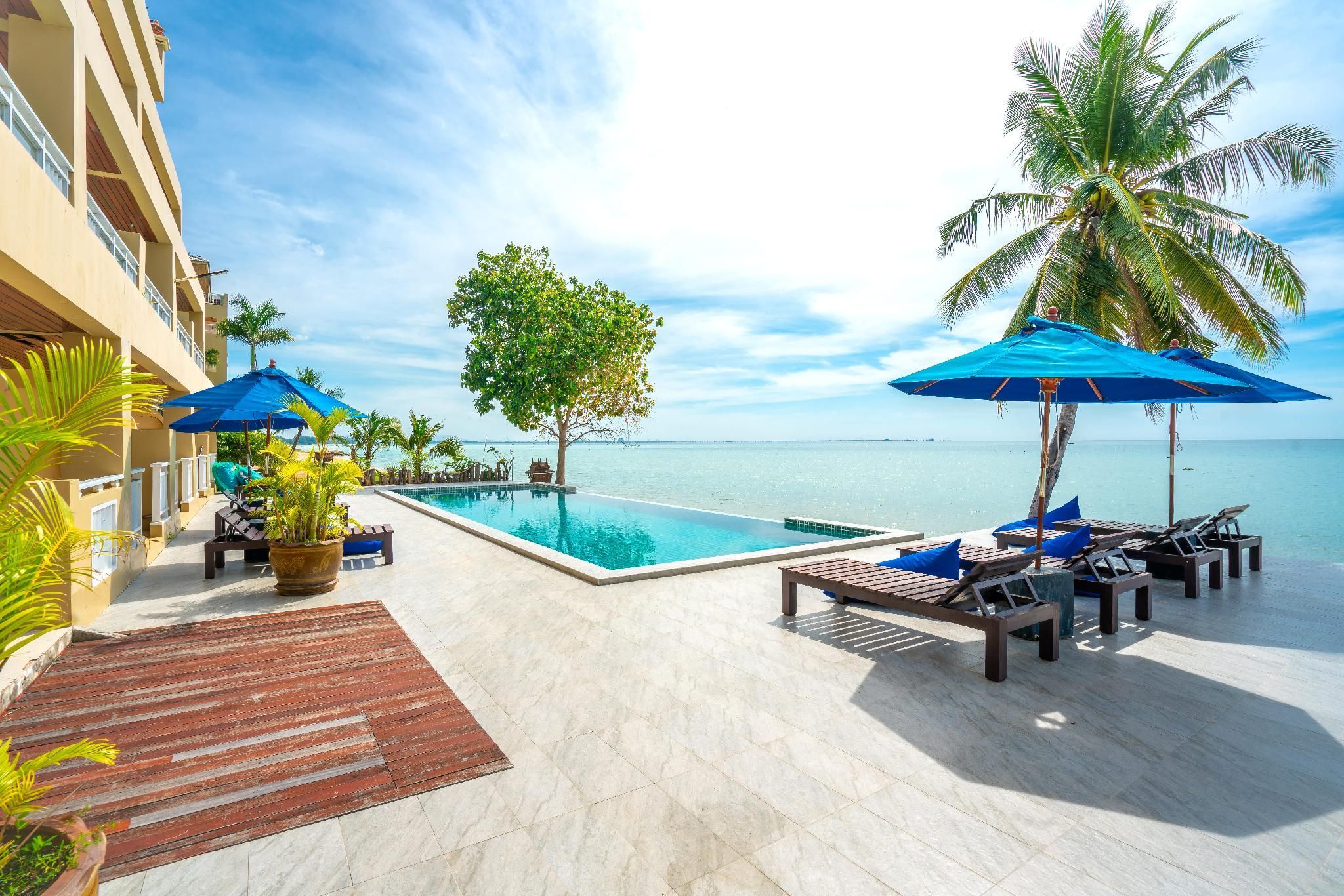 swimming pool [outdoor]