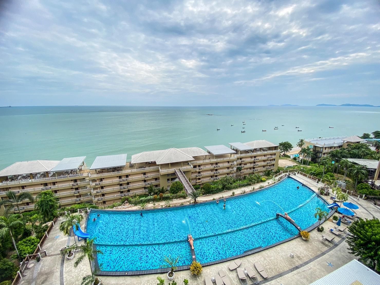 swimming pool [outdoor]