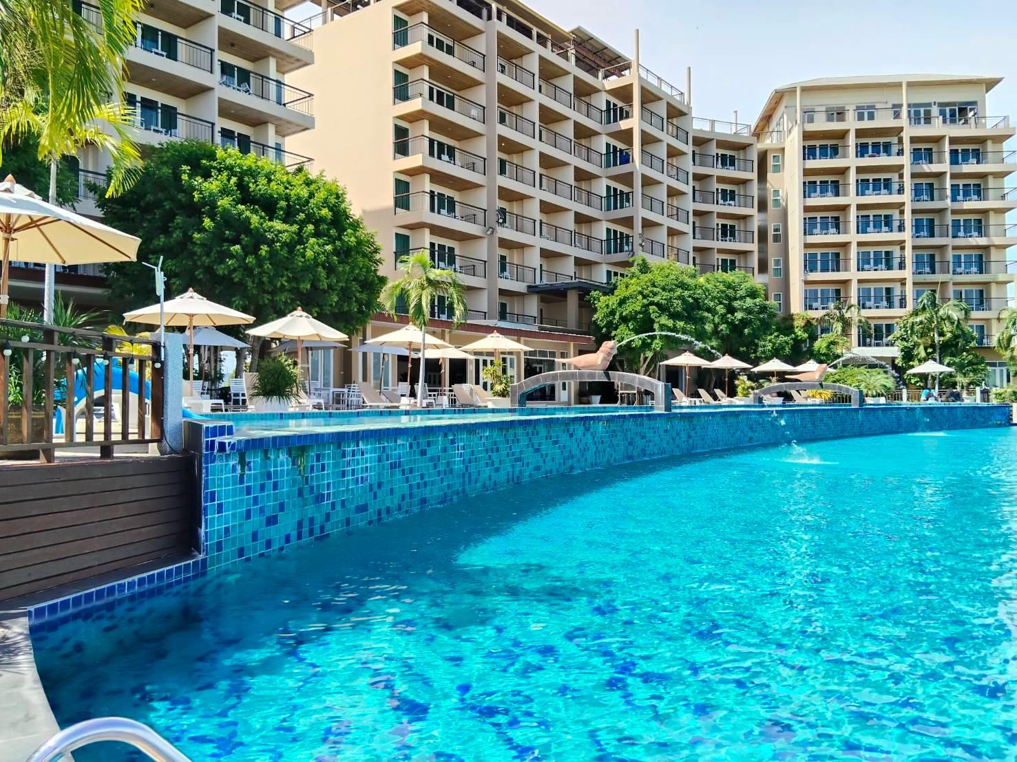 swimming pool [outdoor]