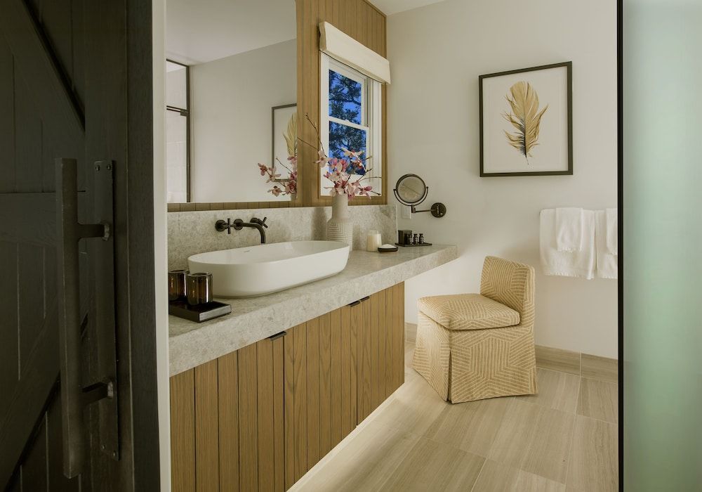 MacArthur Place Hotel & Spa Deluxe Room 2