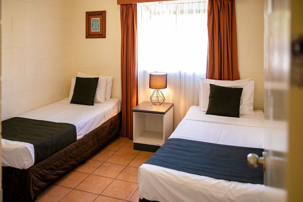 Cairns Queens Court Budget Twin Room, 2 Single Beds, Shared Bathroom