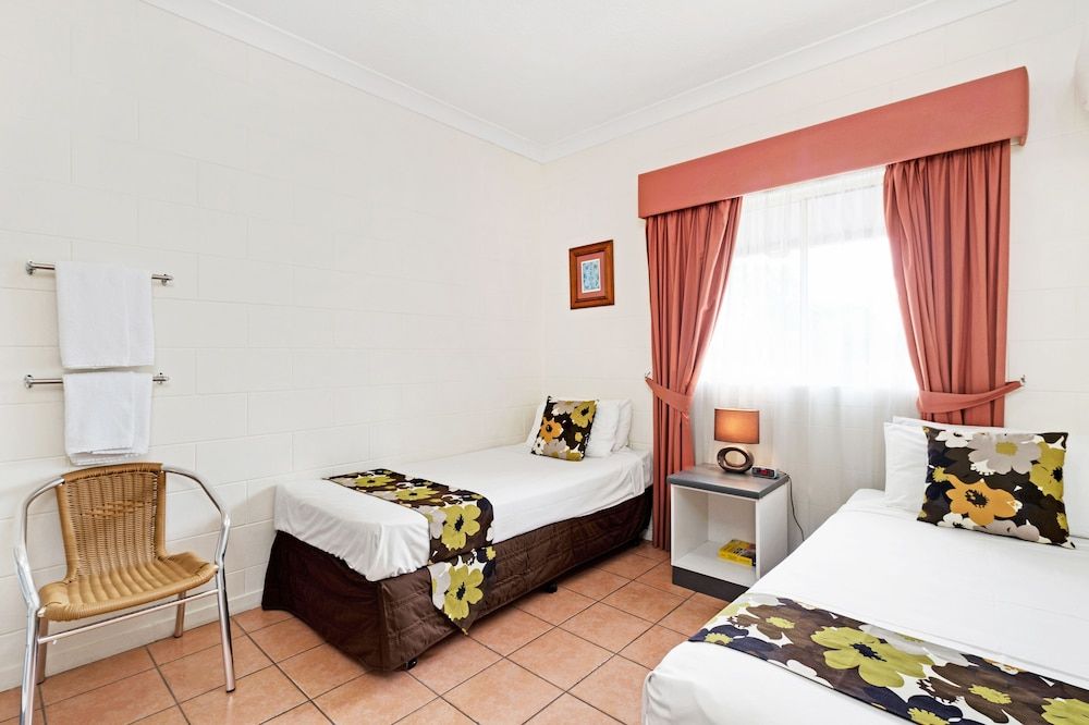 Cairns Queens Court Budget Twin Room, 2 Single Beds, Shared Bathroom 3