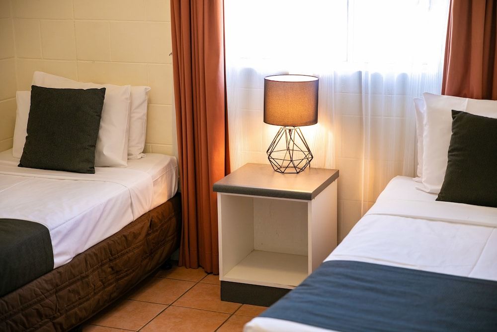 Cairns Queens Court Budget Twin Room, 2 Single Beds, Shared Bathroom 2