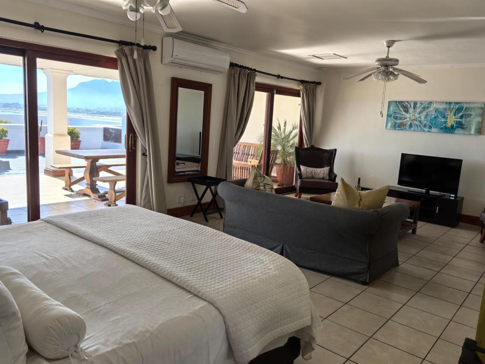 shared lounge/tv area