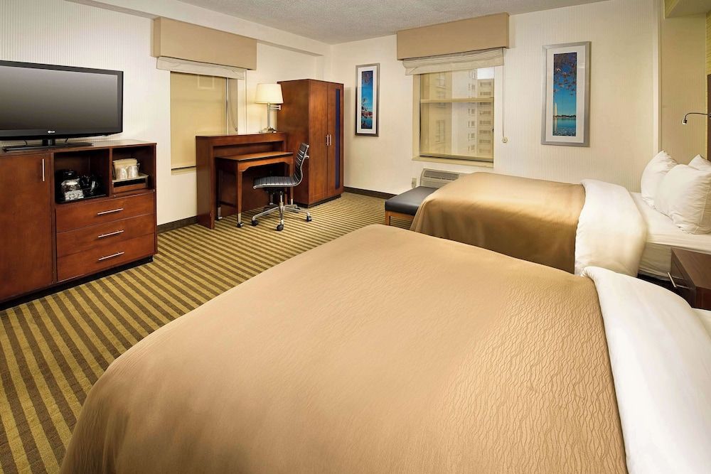 undefined Comfort Inn Downtown DC/Convention Center 2