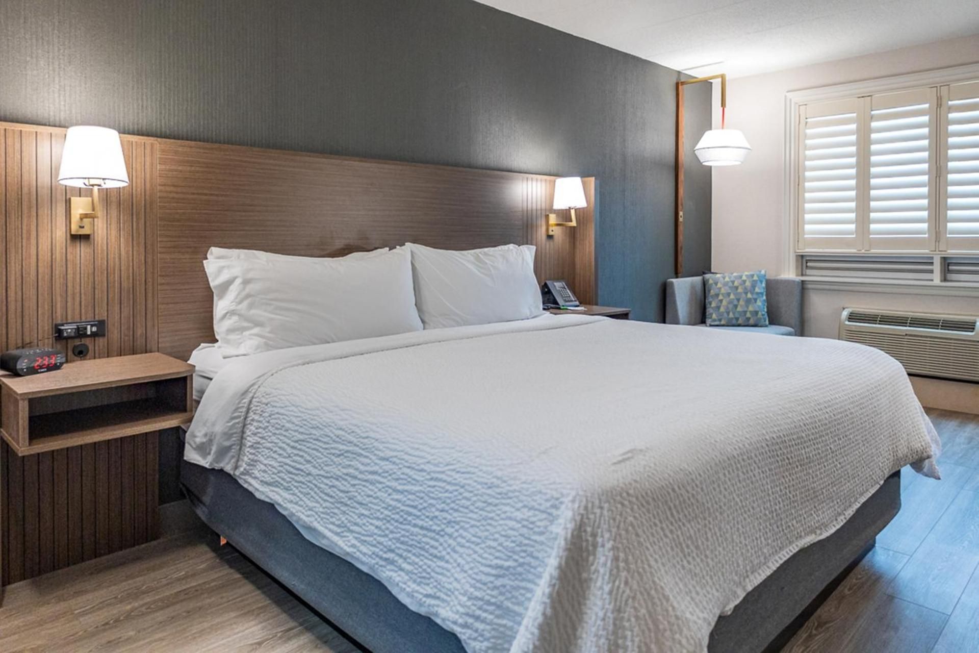 Standard King Room with Roll-in Shower - Mobility Accessible