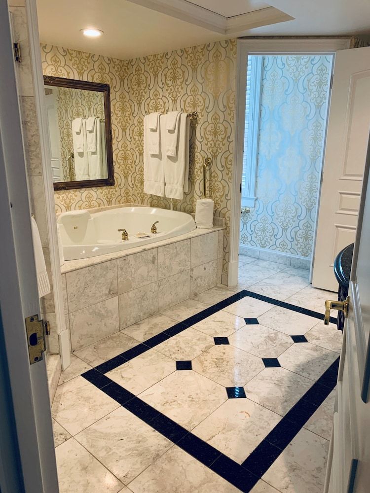 Market Pavilion Hotel Suite, 1 King Bed, Corner 4