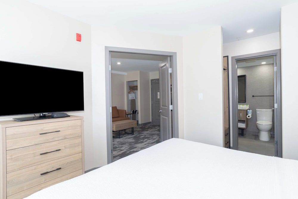 Sandman Hotel & Suites Regina Deluxe Suite, 1 King Bed with Sofa bed, Kitchenette 6