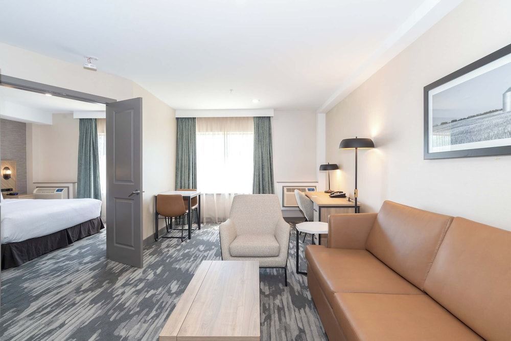 Sandman Hotel & Suites Regina Deluxe Suite, 1 King Bed with Sofa bed, Kitchenette 5