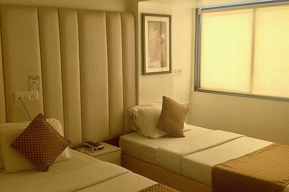 Hotel Samraj Deluxe Double Room 6