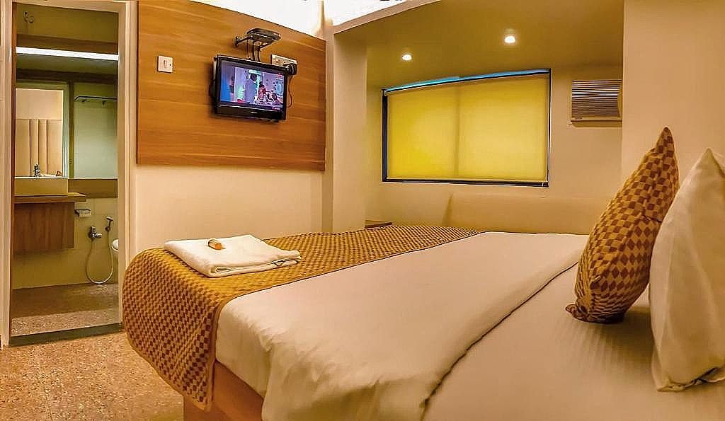 Hotel Samraj Deluxe Double Room 5