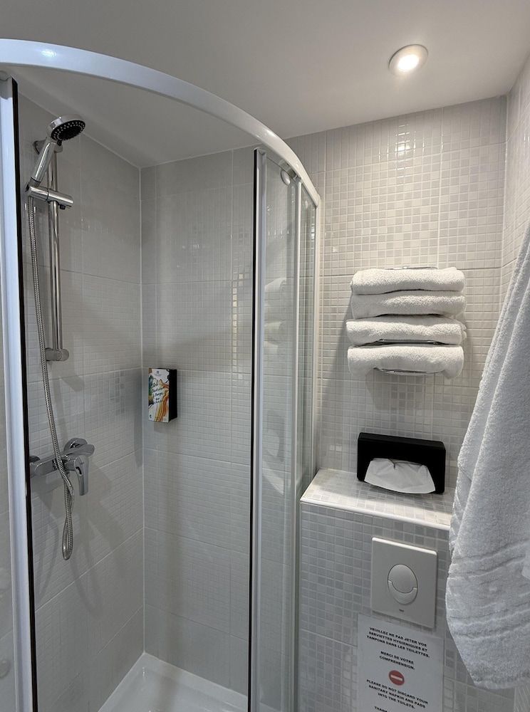 Sure Hotel by Best Western Valence Nord Standard Room, 1 Queen Bed, Non Smoking (with Single Sofabed) 5