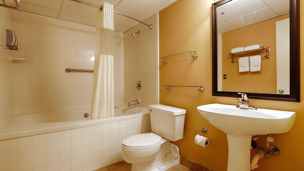Best Western Galaxy Inn Standard Room, 1 King Bed, Accessible, Bathtub 4