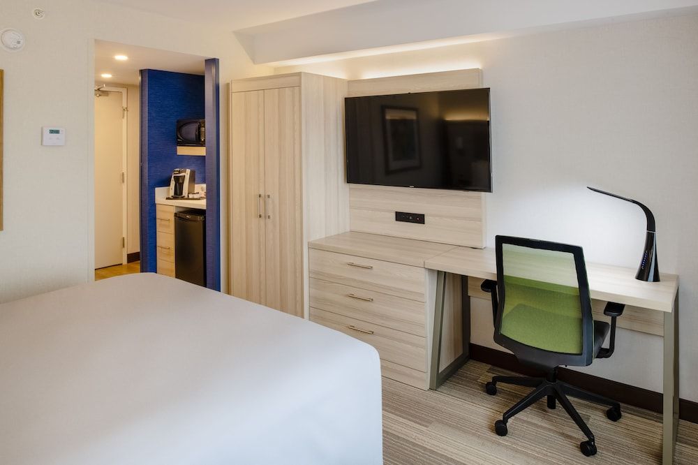 Standard Room, 1 Queen Bed (Walk-In Shower)