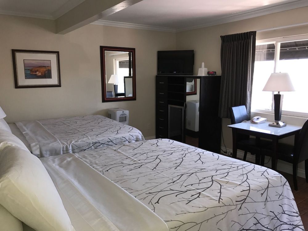 Ocean Beach Hotel Room, 2 Queen Beds (Not Pet Friendly) 3
