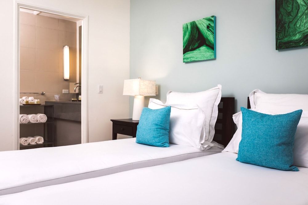 Suite (Carlisle Suite B)