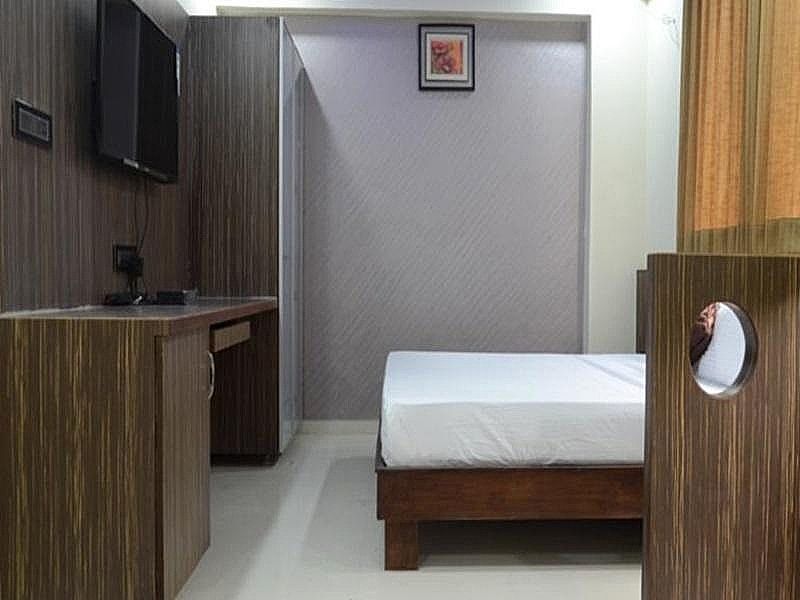 Hotel Kohinoor Plaza Deluxe Room 9