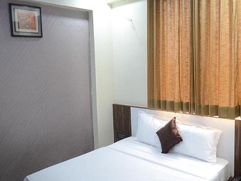 Hotel Kohinoor Plaza Deluxe Room 8