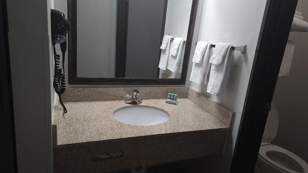 West Valley Inn Standard Room, 1 King Bed, Mobility Accessible 7