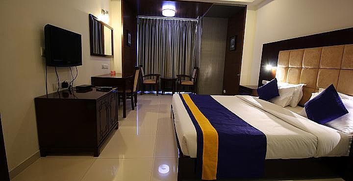 Aarya Grand Hotels & Resorts Deluxe Room (unmarried and local id are not allowed) 2