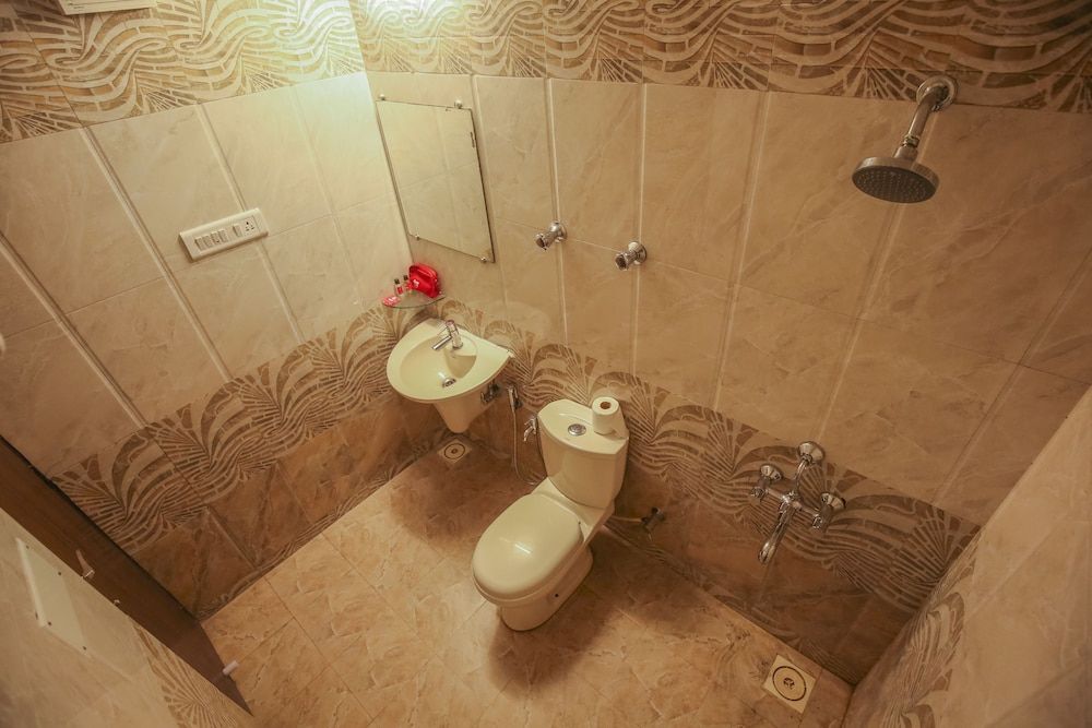 OYO 703 Hotel Shahi Palace Standard Room, 1 Double Bed, Private Bathroom 11