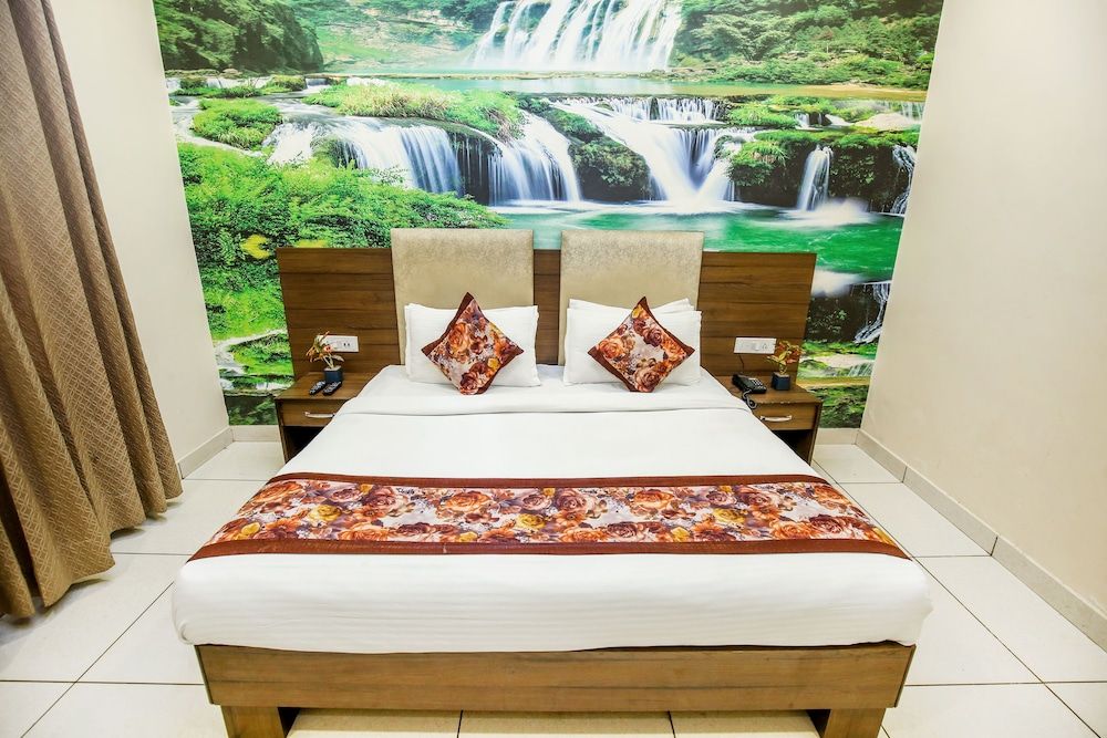 Hotel Karan Residency Deluxe Room -5 Mins Walk from Golden Temple 19