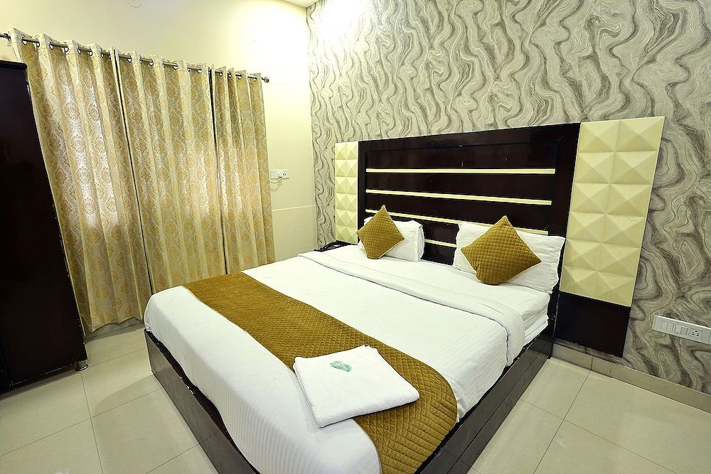 Hotel Karan Residency Deluxe Room -5 Mins Walk from Golden Temple 13