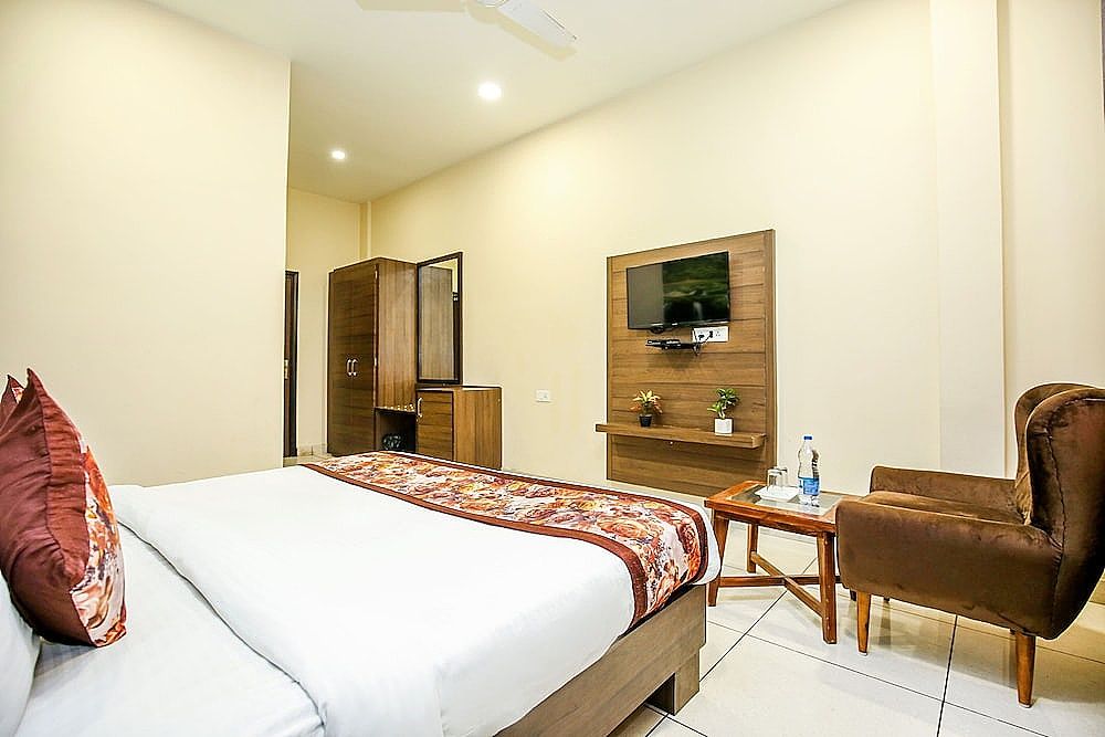 Hotel Karan Residency Deluxe Room -5 Mins Walk from Golden Temple 14
