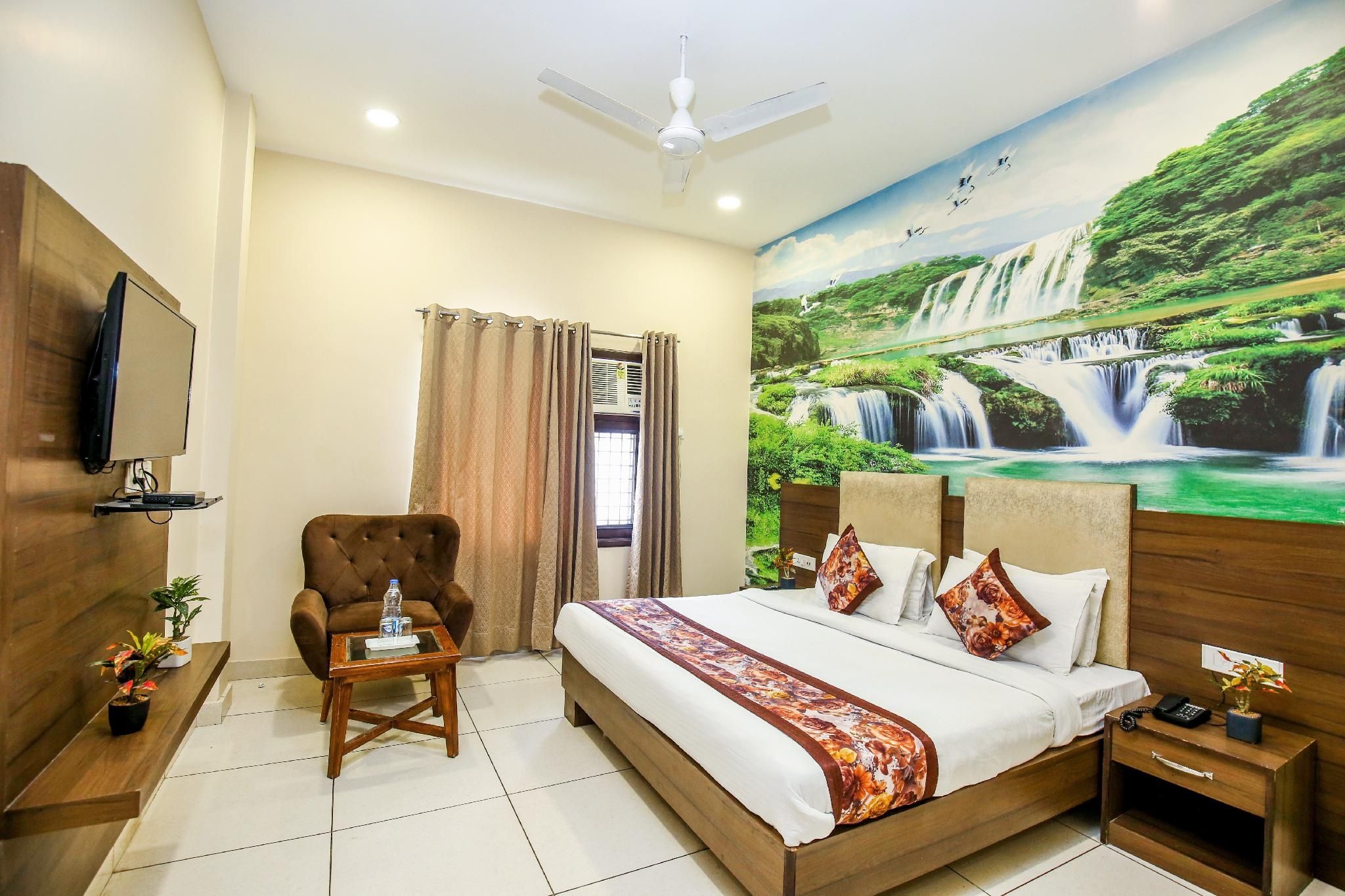 Hotel Karan Residency Deluxe Room -5 Mins Walk from Golden Temple