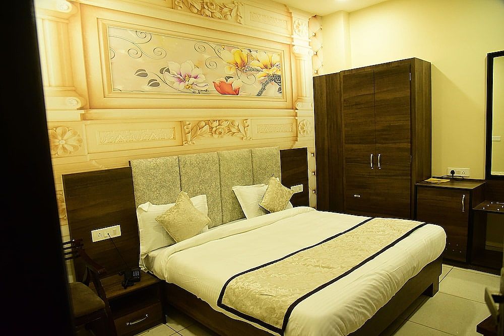 Hotel Karan Residency Deluxe Room -5 Mins Walk from Golden Temple 2