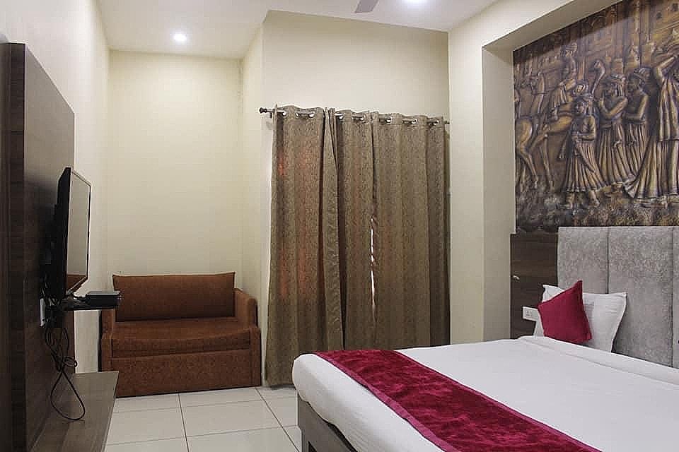 Hotel Karan Residency Deluxe Room -5 Mins Walk from Golden Temple 12