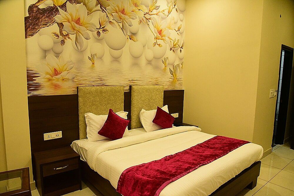 Hotel Karan Residency Deluxe Room -5 Mins Walk from Golden Temple 17
