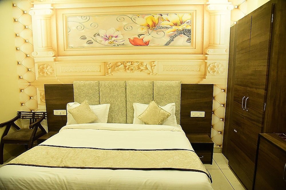 Hotel Karan Residency Deluxe Room -5 Mins Walk from Golden Temple 18