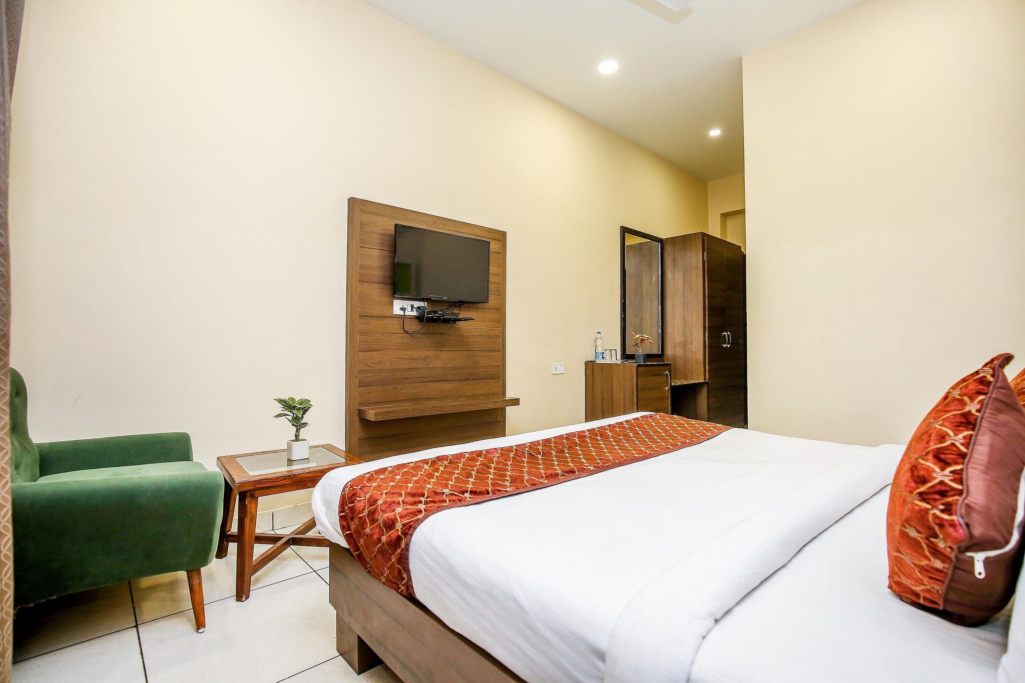 Hotel Karan Residency Deluxe Room -5 Mins Walk from Golden Temple 4