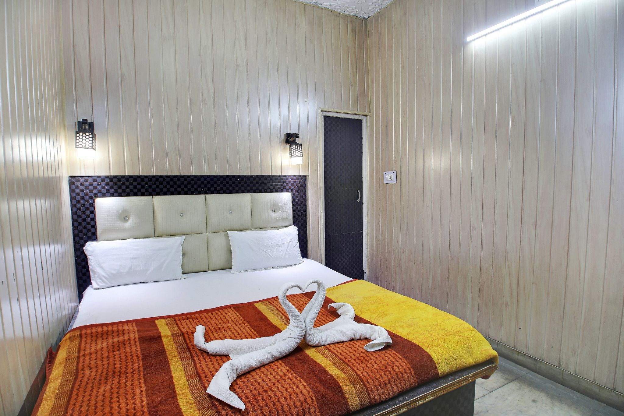 Hotel Shehnaz Deluxe Room 7