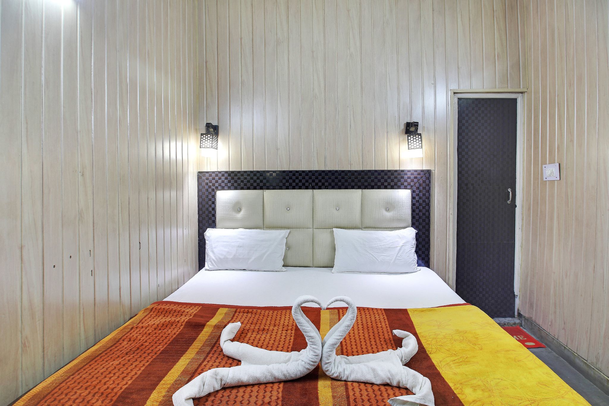 Hotel Shehnaz Deluxe Room 9