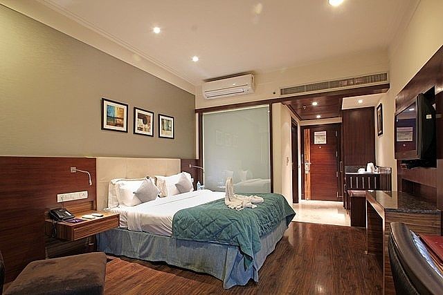 The Golden Palms Hotel & Spa Deluxe King Bed 4