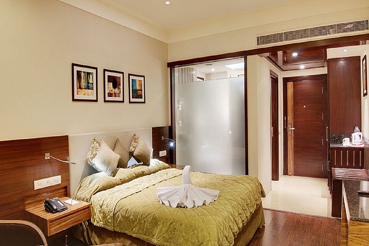 The Golden Palms Hotel & Spa Deluxe King Bed 5