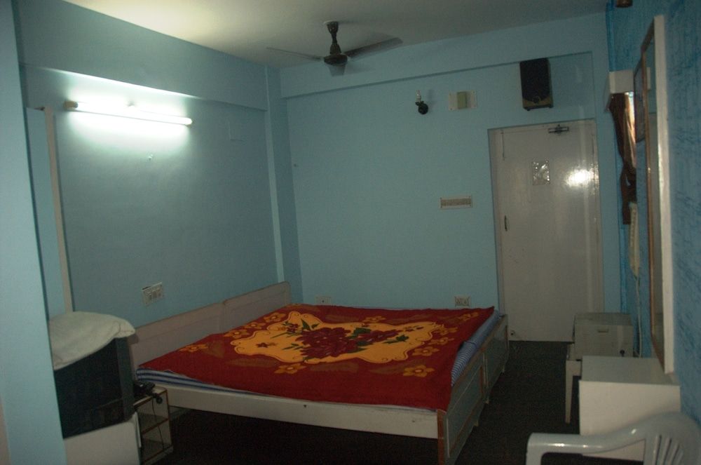 Hotel Deepak Double Room, Non AC, Smoking, Garden View