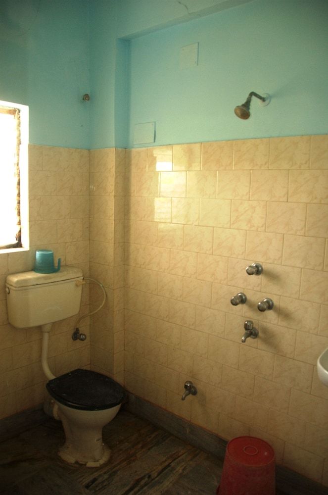 Hotel Deepak Double Room, Non AC, Smoking, Garden View 2