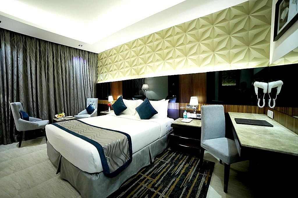 RG Royal Hotel Deluxe Double or Twin Room 9