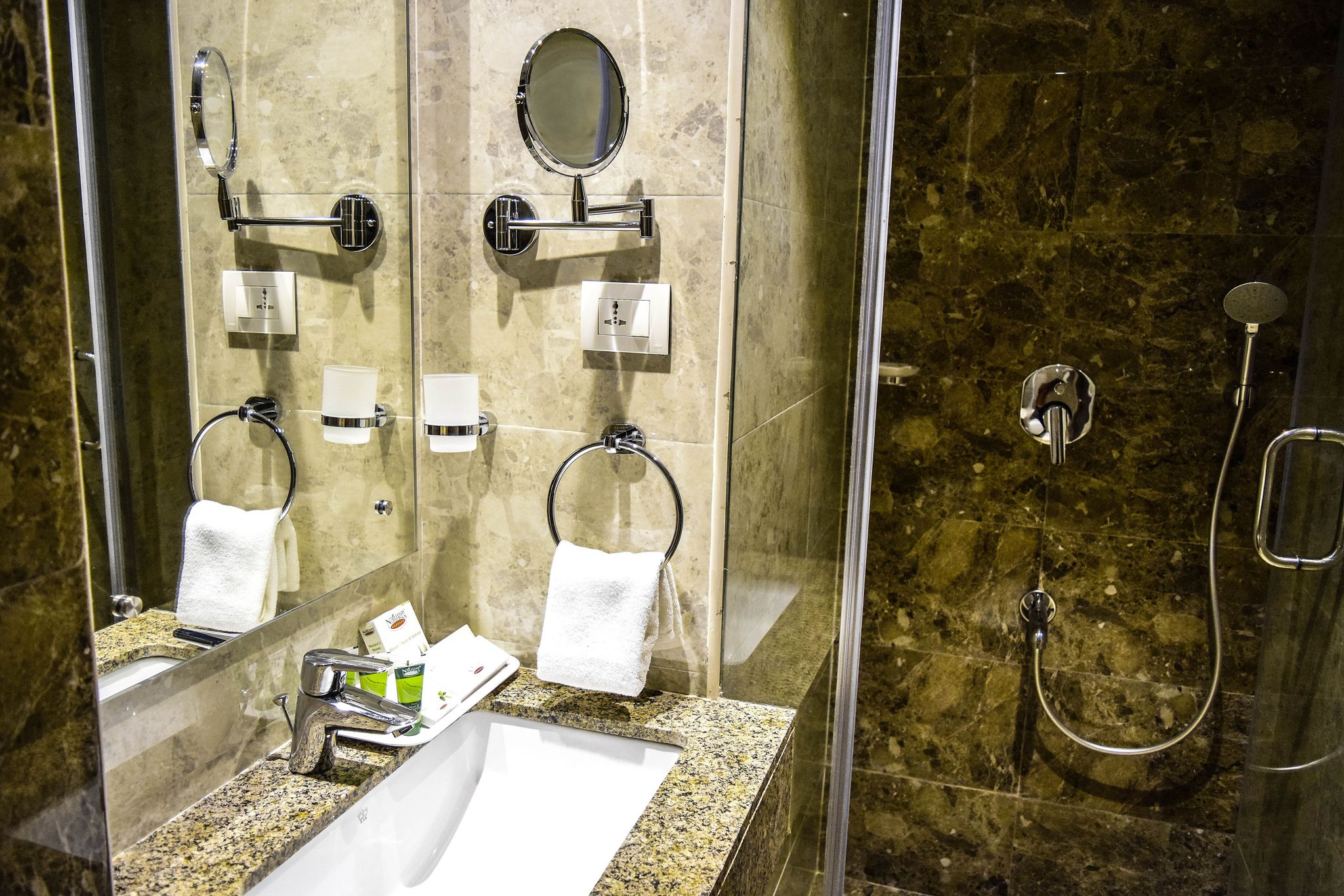 RG Royal Hotel Deluxe Double or Twin Room 11