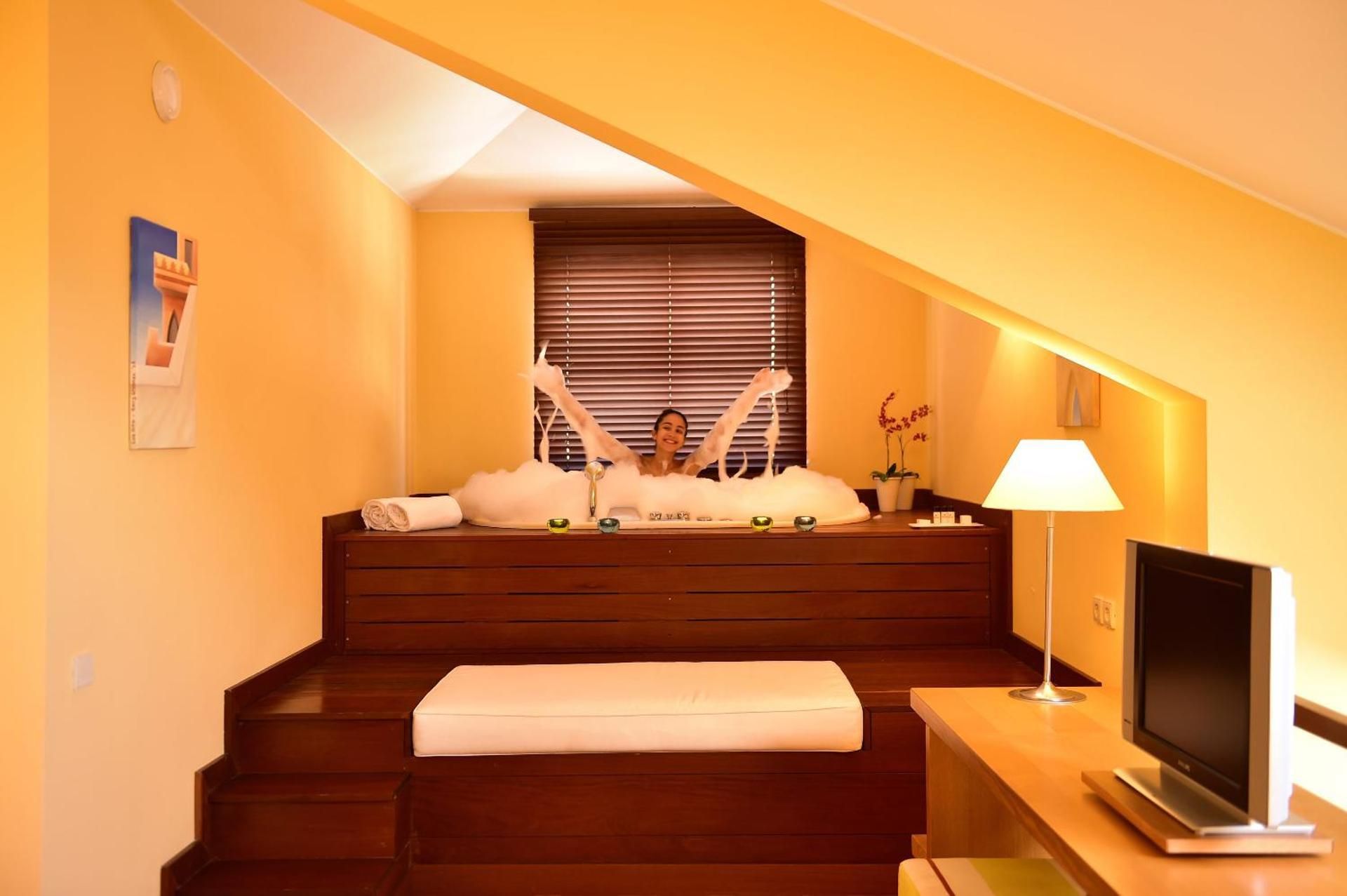 Mezzanine Suite with Hot Tub