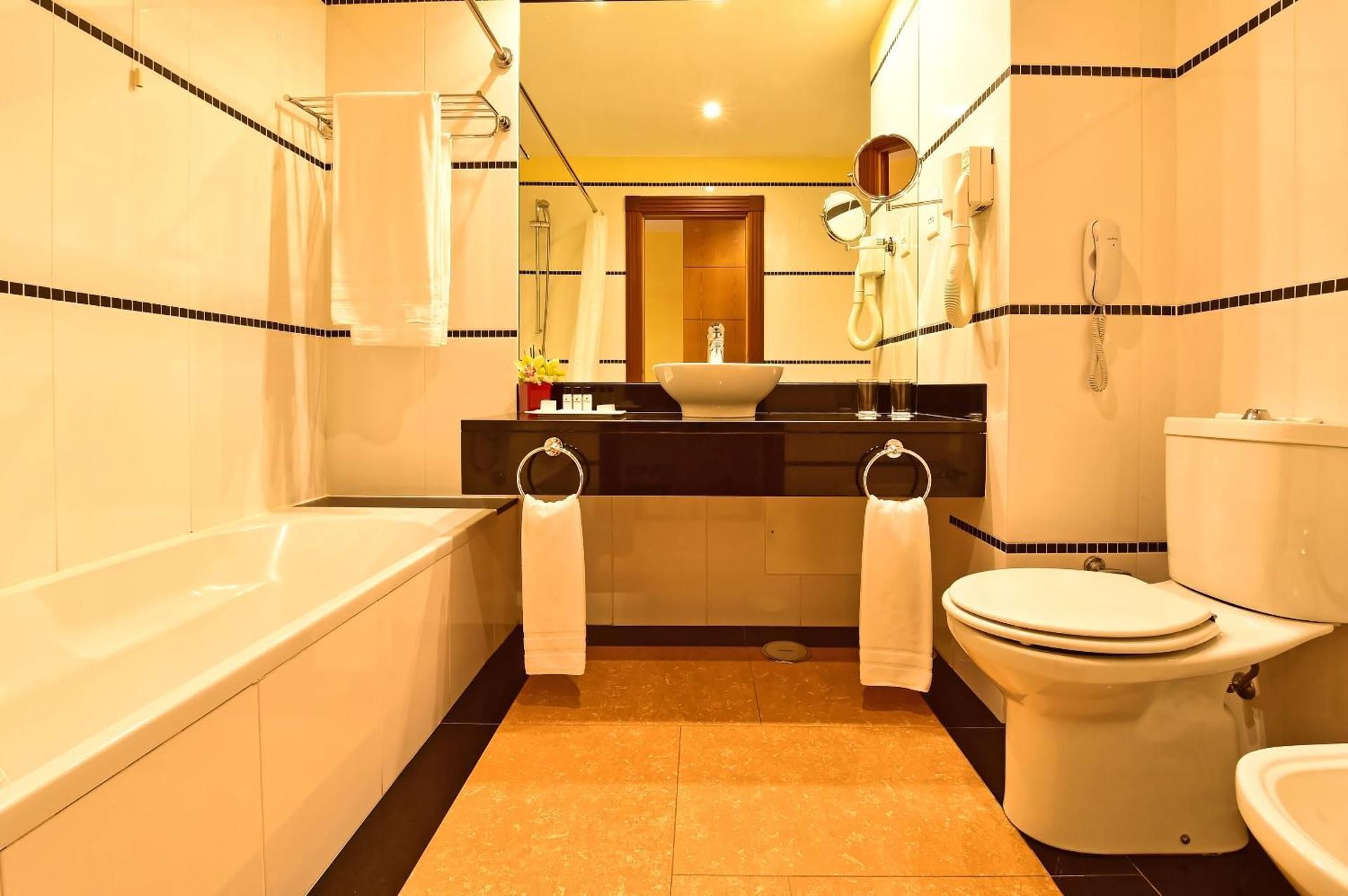 Mezzanine Suite with Hot Tub