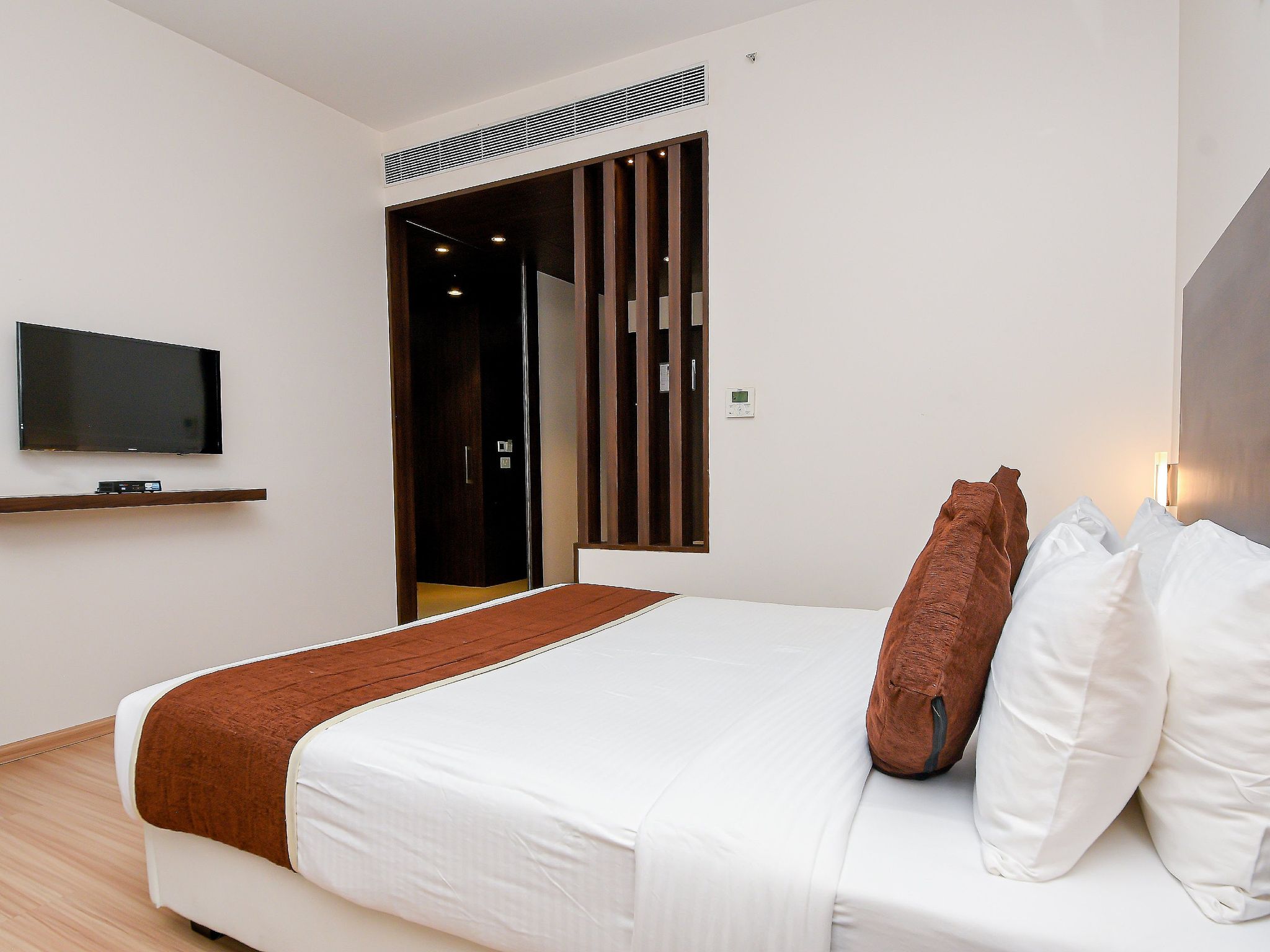 Y N Hotels Deluxe Room 9