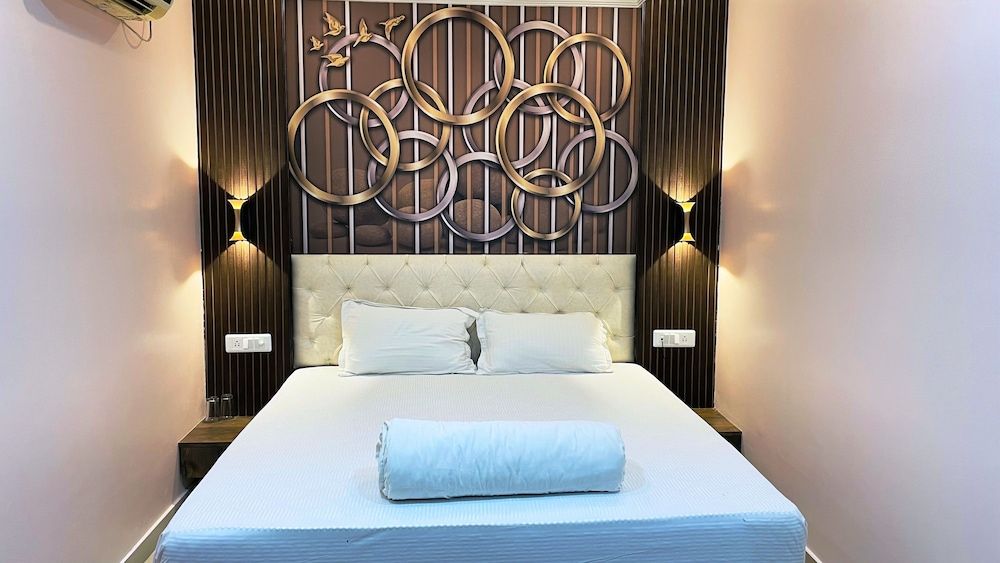 Hotel Delta International Deluxe Room 4