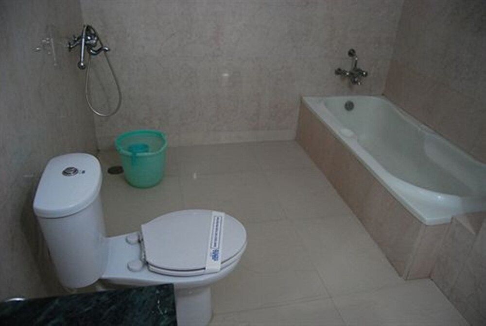 Hotel Delta International Deluxe Room 8