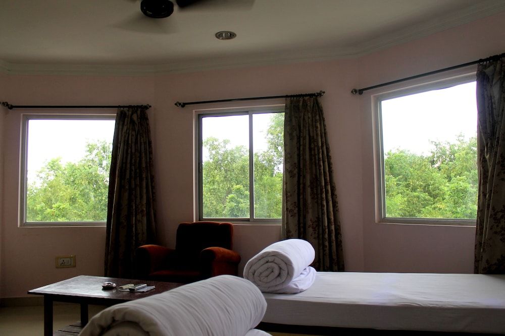 Hotel Delta International Deluxe Room 3